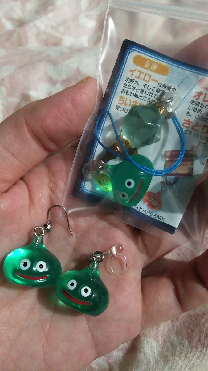 武田ハル ガチャガチャのストラップを スライムピアスに作り変えてしまった これを1つだけ付けて街を歩く 大人しいハロウィンでした やっぱり青も欲しいなぁ