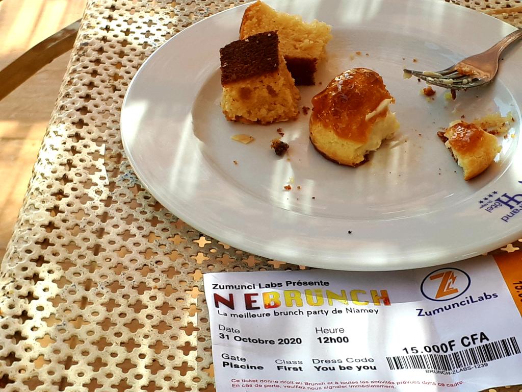 OmiMuktar's tweet photo. Les uns poursuivent le bonheur, les autres le créent. Koira go kanou du côté du @Les_RoniersDoum pour l'event #NEBRUNCH sous le lead de @ZLabss @Impulseur227 @oumou_kane @t0429n @ibhkarim
Muna chan daddi @LesAishee https://t.co/c8xwa90RCq