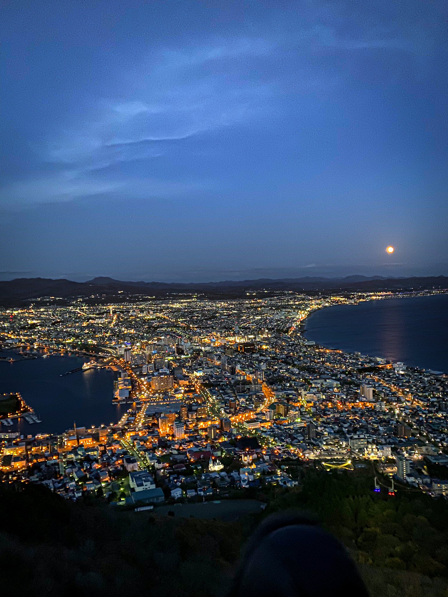 Jun 3776 富士山 満月の夜の函館山 ヤバすぎる混雑でした 函館の夜景 Iphone撮影 T Co Qk9mco8oet Twitter