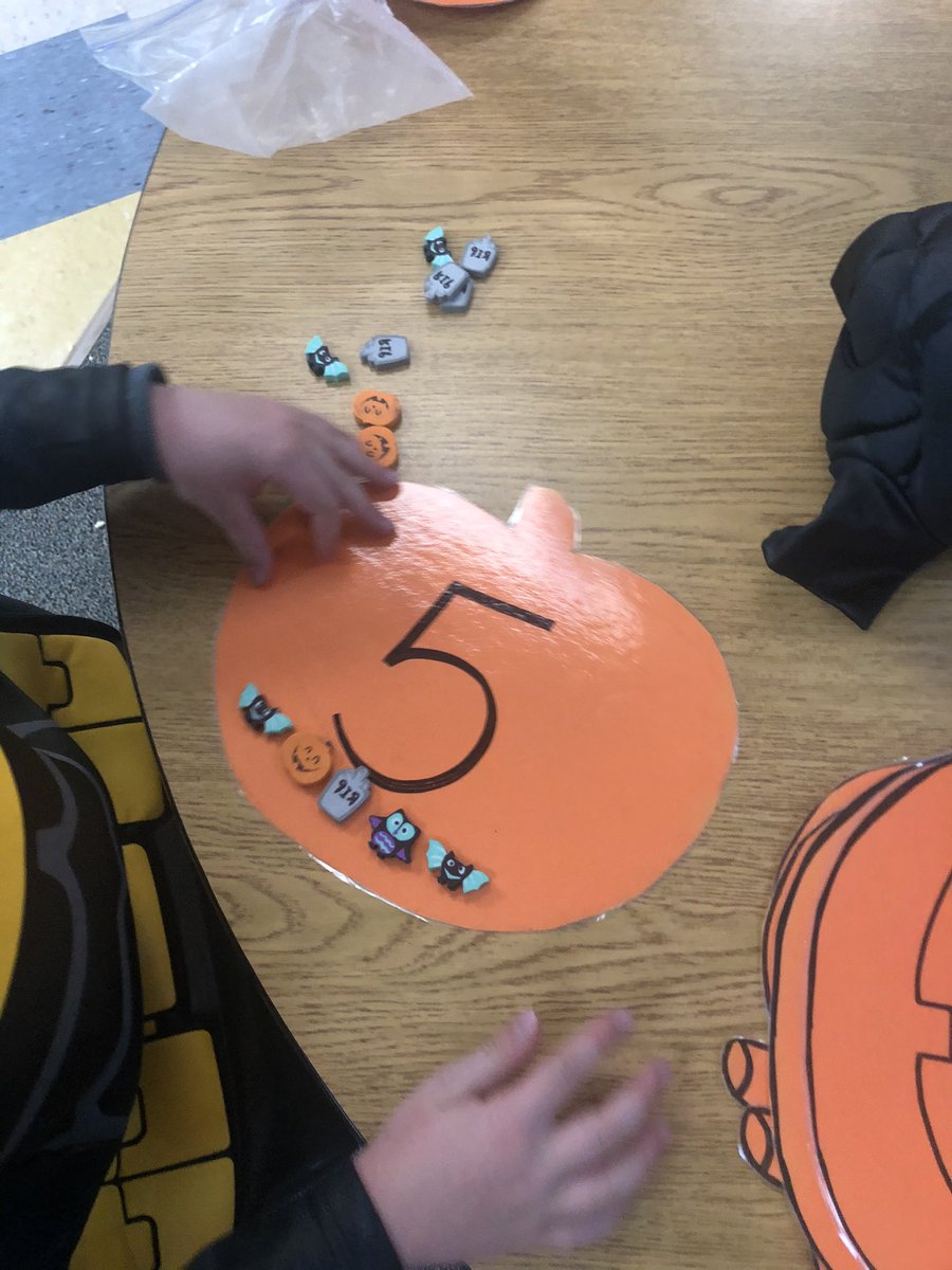 MsHamsKindies's tweet image. Holiday erasers are always the best manipulatives. #countingandcardinality #kindergarten #oneflagstone