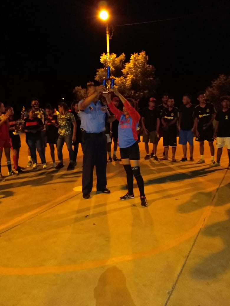 La amistad de la Policía Nacional, se ve reflejada en el equipo femenino de fútbol Sala de la Delegación Policial de Granada, quienes a diario juegan con otras jovenes en alto riesgo social, para fortalecer la relación Policía - Juventud. 💛💙
#JuntoALaComunidad
#TE21