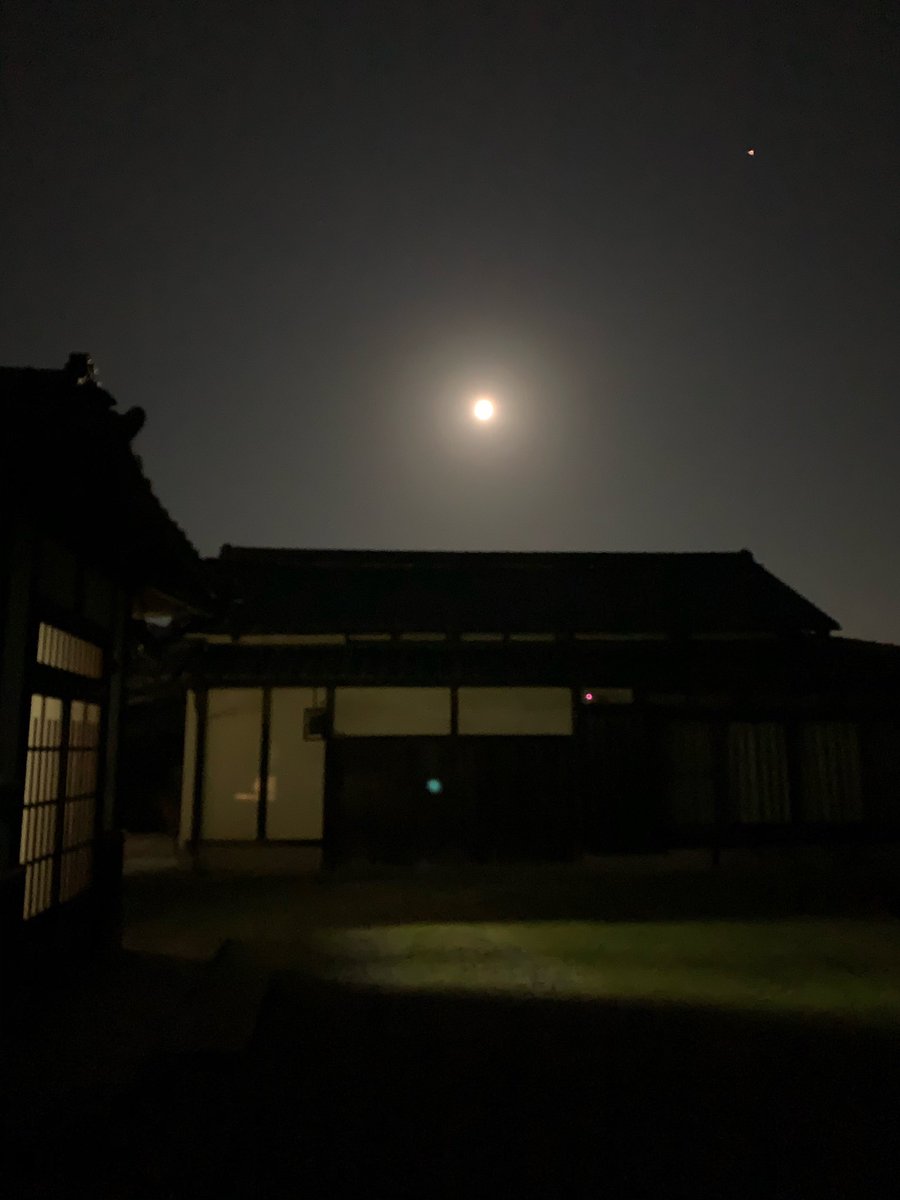 里山は秋が深まって参りました。櫂の木は色づき始め、山のみかんや柚子は美味しそうな顔になってきてます。
そして、今夜は「ブルームーン」素晴しく美しい月が静寂の空に浮かんでおります。