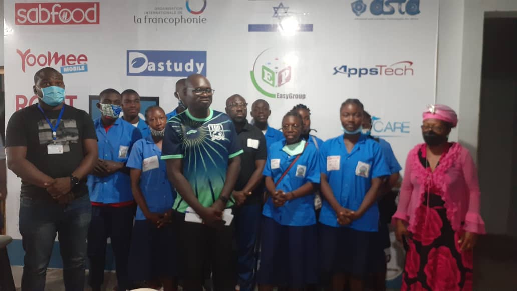 EsaoBEWEKEDI's tweet photo. Mot de remerciements du président @MaitreAFRA suivis de la photo de famille.
#WPD20CMR #ABCVaccination #MeetUpSanté #Cops21 https://t.co/EyMsWQjmkp https://t.co/6m28tkGFRg