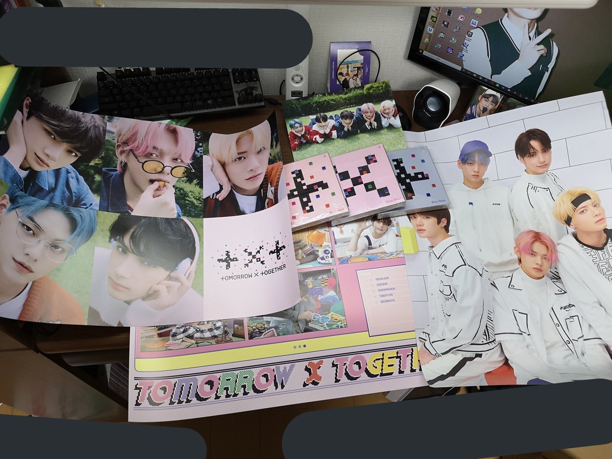 kanbebe_be's tweet photo. アルバム届いたからとりまポスターだけ全開けして机の上に置いてみた〜

全部ほんとに欲しいんだけどVRバージョン以外は友達のだから飾れない……😭

#TOMORROW_X_TOGETHER
#TOMORROWXTOGETHER
#BlueHour #BlueHourwithTXT https://t.co/dkKofJNrlP