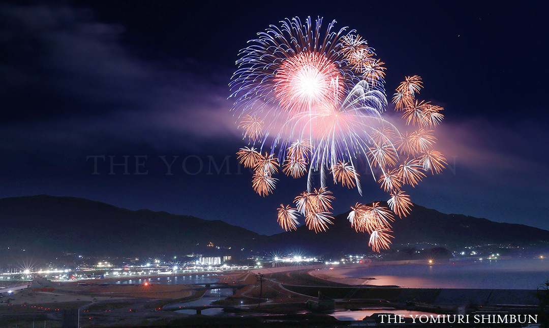 読売新聞写真部 岩手県 陸前高田市 で今夜開催された 三陸花火大会 海を見渡す高台に造成された新たな住宅地では 真新しい住宅に家族や親戚が集まって庭でホタテを焼きながら 花火 を楽しんだりしていて 近くで写真を撮っている僕までも とても温