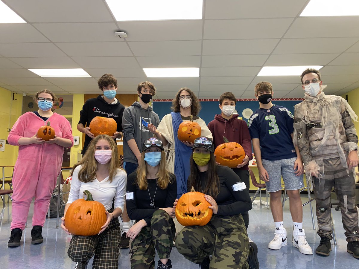 mikekleba's tweet photo. this is how I teach writing 
in October 🎃
#school #shouldnt #suck https://t.co/3yMU2TWQ5f