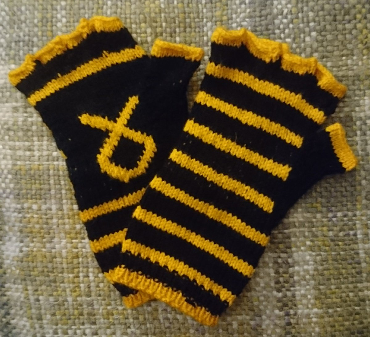 TomUllathorne's tweet photo. I've knitted fingerless gloves in Livingston/SNP colours for my friend @MariaMacSNP to keep hands warm leafletting as candidate for the Livingston South By-election in Spring 2021..

Happy to share the pattern with branch knitters @stacybradleySNP 😀

#ActiveSNP 
#KnittingForIndy https://t.co/BWEBEHc10h