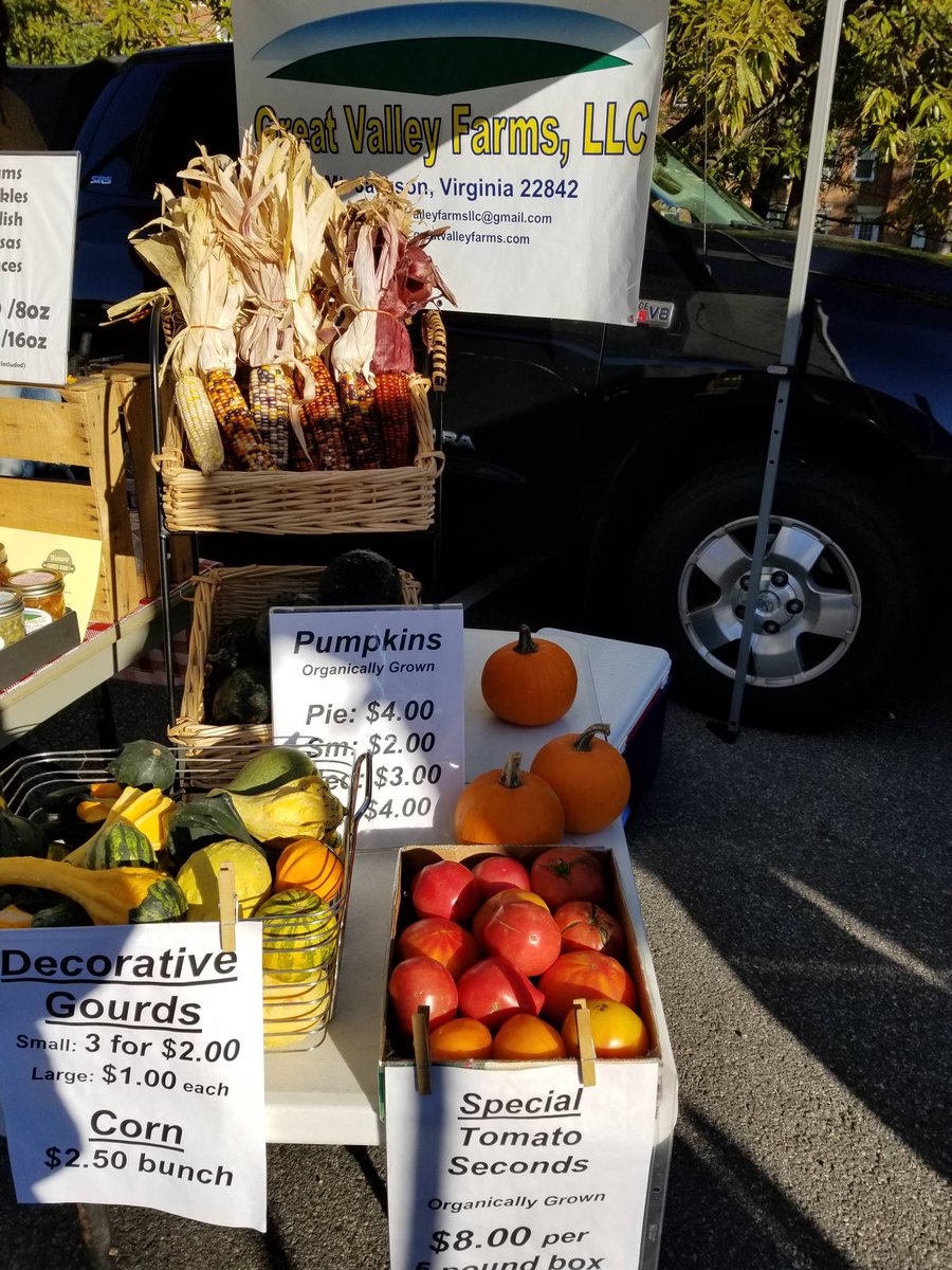 lrfarmersmkt's tweet photo. Need a last-minute #pumpkin for carving (or to practice turning into #pie)? Great Valley Farms has you covered! Stop by Barrett Elementary school 8am-noon today for #lubberrun #farmersmarket. Bring/buy #food #donation for @AFACfeeds https://t.co/yjkH0ztglJ