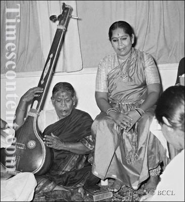 Jayammal's daughter Balasaraswathi was a famous dancer, as we had remarked. Her son. T.Vishwanathan, fondly called as Vishwa, was a renowned flautist. He was a Sangeetha Kalanidhi awardee. You can see Jayammal in this photo with Balasaraswathi. She is the one who is sitting down