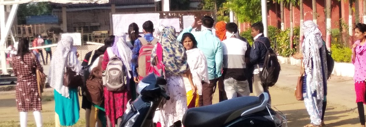 TadasDimple's tweet photo. Social distancing #FinalYearExamination 👌👌 @meudaysamant @prajaktdada @PMOIndia @AmitShah @SGBAU_Incubator https://t.co/oZnV4BiRA1