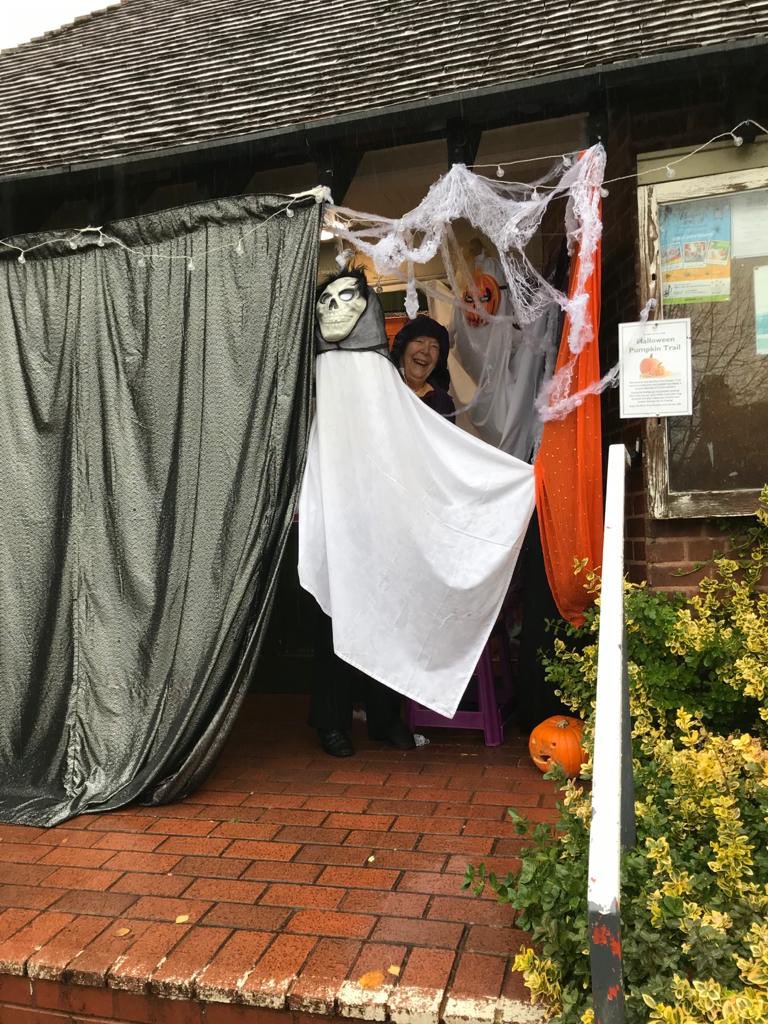 SarahJH7777's tweet photo. Happy Halloween! Our spooky StreetWatchers are getting in the mood across Moor Pool. Keeping an ๐ on ASB & suspicious activity linked to drug dealing & burglaries #max6 #HalloweenAtHome #stayingsafe #mischiefweek @HarborneWMP @StreetWatchWM ๐ฆ๐ต๐ปโโ๏ธ๐ท๐ ๐ป https://t.co/lGUsvsnWuo