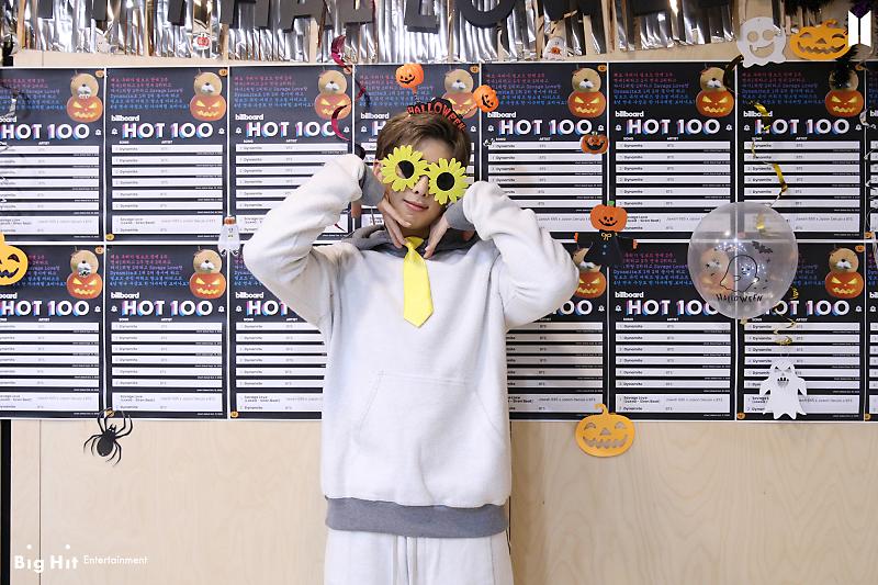 BTS_twt_KnJoon's tweet photo. 사탕 안 주면 장난칠 겁니다!!!😈👿
#Halloween2020 https://t.co/3U5evcsJ0x