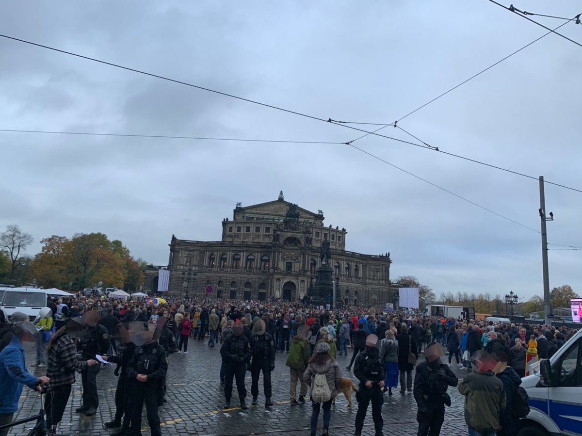 ultras_gg's tweet photo. Hallo liebe #GGUltras.

Wir haben heute wieder einen #Demoreporter in #Dresden bei einer #Cornaleugner-Demo

Folgt dem #Thread für mehr Infos

1502 ca. 2000 Menschen bei der Schwurblerdemo am #Theaterplatz. Keine Mindestabstände, kaum Masken, Polizei kontrolliert Atteste
#dd3110 https://t.co/RFwkZ2P3Ik