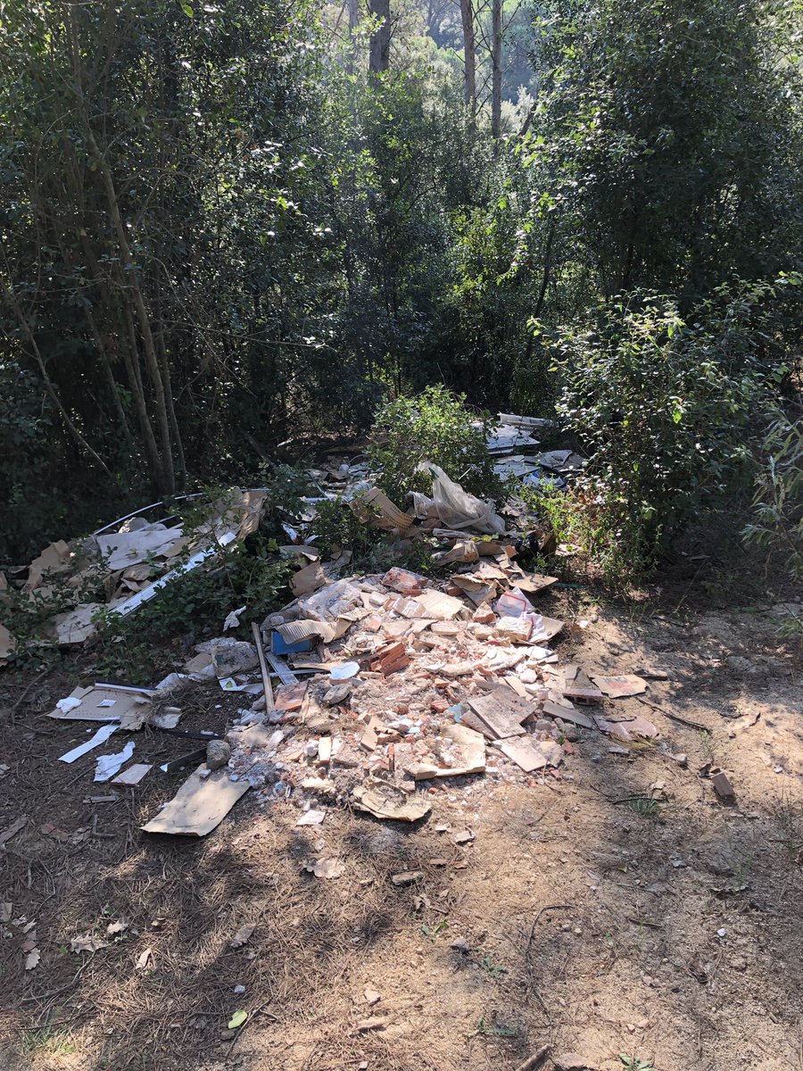 SergioRamirezMa's tweet photo. Ruta  dels abocaments il·legals: després de les vinyes que hi ha per sota de l’ermita cementiri, direcció central elèctrica fins arribar al cementiri. @AJsantfost #fempoble #cleanup https://t.co/6CJjVgNfr2