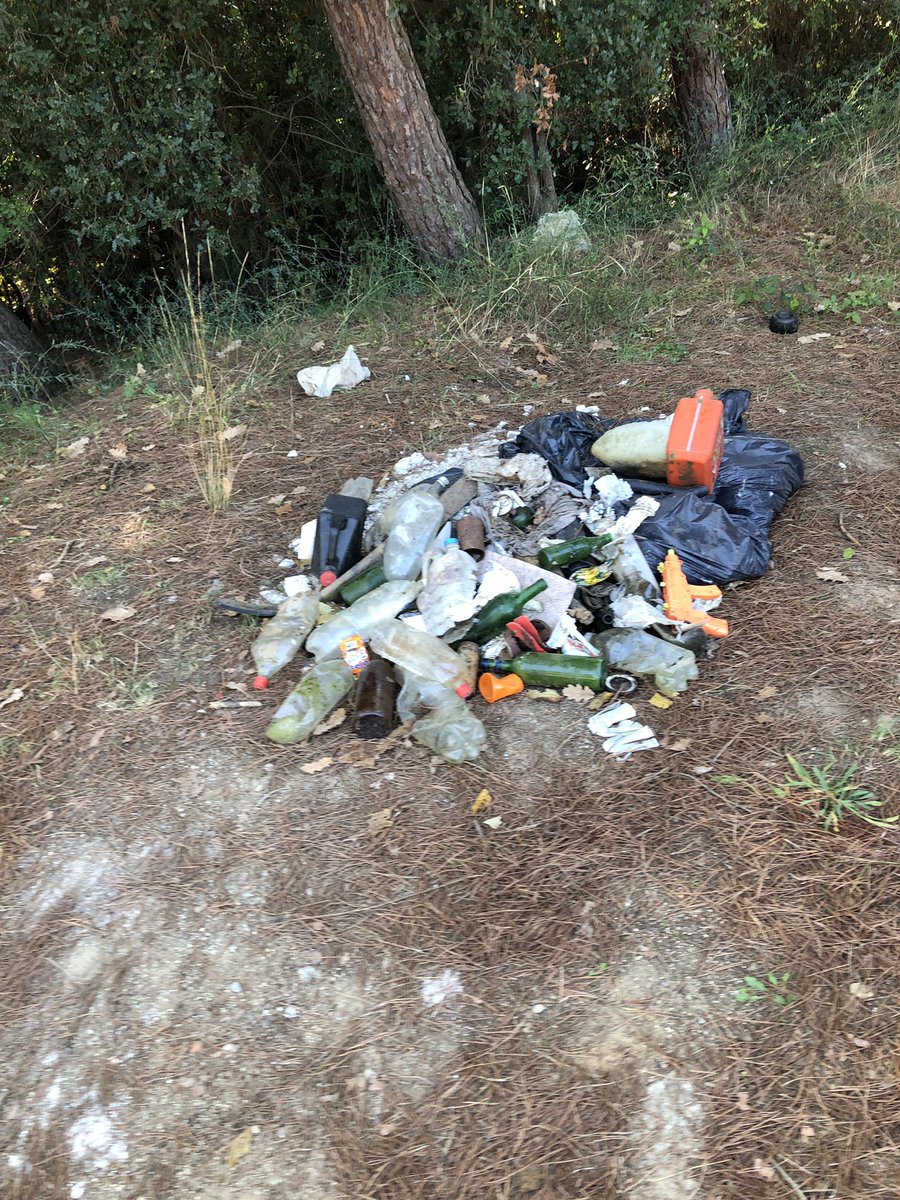 SergioRamirezMa's tweet photo. Ruta  dels abocaments il·legals: després de les vinyes que hi ha per sota de l’ermita cementiri, direcció central elèctrica fins arribar al cementiri. @AJsantfost #fempoble #cleanup https://t.co/6CJjVgNfr2