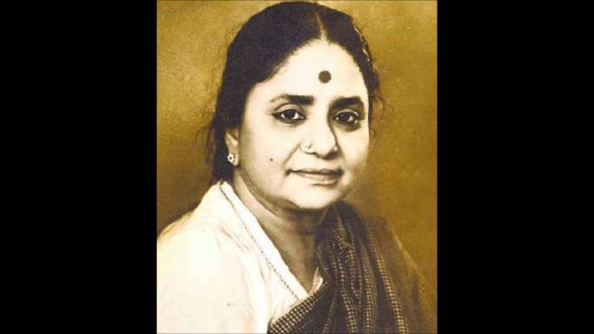 Here is a photo of Madras Lalithangi. She also learnt from Dhanammal. It is said that Dhanammal taught her 'Sri Balagopala', the Dikshitar krithi in Bhairavi. MLV used to sing it.