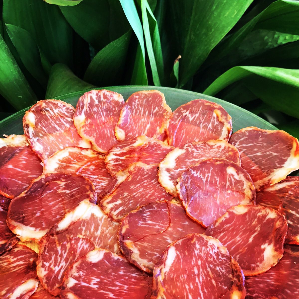 FuentelaVirgen's tweet photo. Aperitivo de sábado, y hoy no falta el lomo de bellota ibérico Fuente la Virgen. Y tú, ¿eres más de lomo o de jamón? Difícil decisión! 
#aperitivogourmet #lomoiberico #loncheadodelomo #lomosostenible #aperitiveando #momentosunicos #disfrutemaximo #productodecalidad #nosinmilomo https://t.co/XLoCssIBki