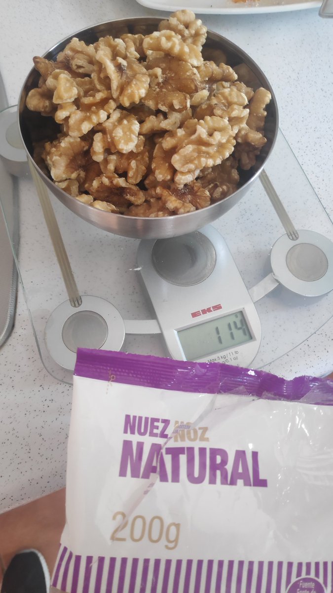 nos fiamos de lo que pone en los envases y después nos encontramos que en los paquetes de nueces de @mercadona de 200gramos , vienen 114g.... Magia!!!  Y así es todo con la pandemia.. vivimos en el país del Lazarillo de Tormes.. que le vamos a hacer 😠😡😡