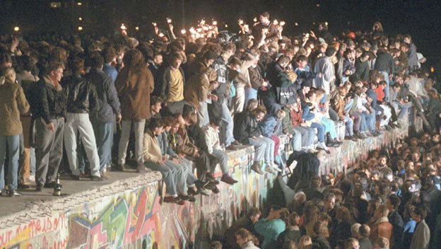 On this day in 1989, the Berlin Wall comes down. The infamous barrier between East and West stood for exactly 10,315 days. https://t.co/pVGYuSMXEq