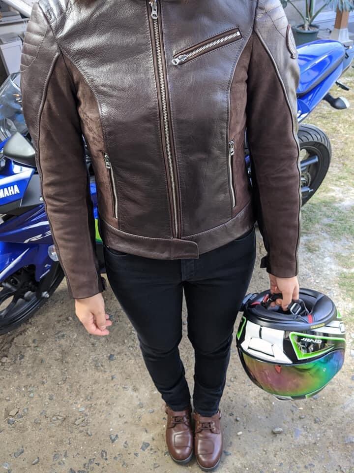 ট ইট র バイク女子部 革ジャン女子 革ジャンデビュー ブーツの色に合わせてジャケットもブラウンにしました Revitのジャケット 肩と肘にプロテクターが入っててce規格level1 背中には Level2のプロテクターを追加で入れました あったかインナーが