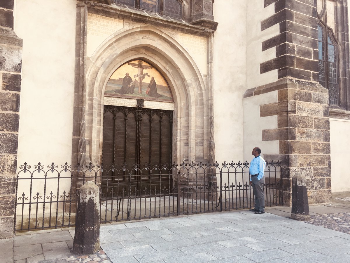 Today  #ReformationDay 2020 - the day in 1517 when Catholic monk Martin  #Luther nailed his 95 theses against the Castle Church door in  #Witttenberg  #Reformationstag  #Reformation A thread.