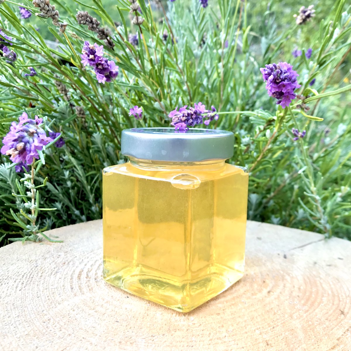 cdabeille's tweet image. Mise en pot du #miel de lavande. Envie de le goûter ? On offre 2 pots sur Instagram en ce moment 😃. #apiculture #concours