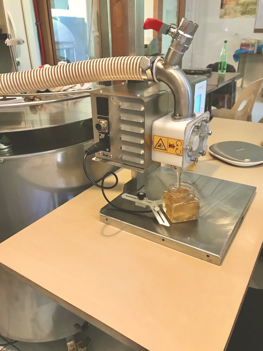 cdabeille's tweet image. Mise en pot du #miel de lavande. Envie de le goûter ? On offre 2 pots sur Instagram en ce moment 😃. #apiculture #concours