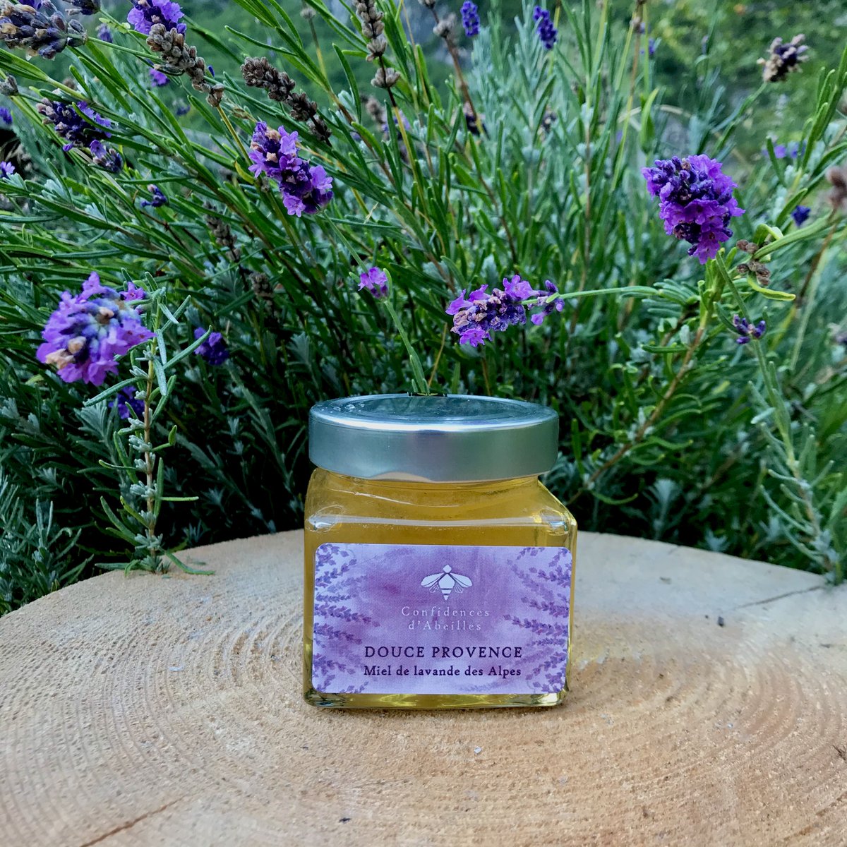 cdabeille's tweet image. Mise en pot du #miel de lavande. Envie de le goûter ? On offre 2 pots sur Instagram en ce moment 😃. #apiculture #concours