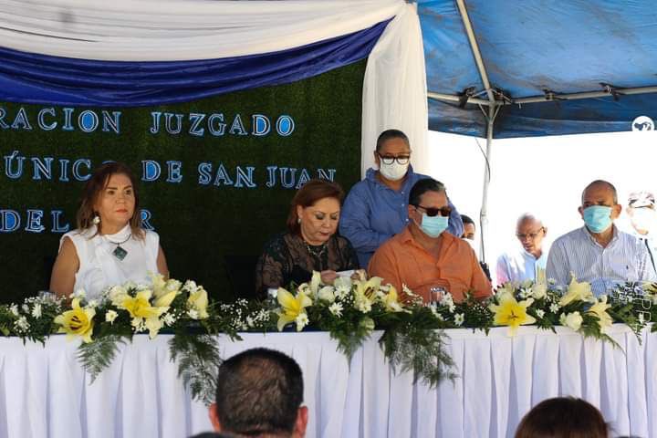 TamochaLa's tweet photo. La modernización del Poder Judicial tiene Rostro de mujer, la Magistrada Presidenta Dra. Alba Luz Ramos Vanegas, apuesta por una modernización de infraestructuras y cambios legislativos que fortalecen a la administración de Justicia. 👇🏻inauguración de casa de justicia @ONUMujeres https://t.co/3w513RHSXm