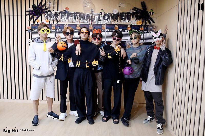 twinklykoos's tweet photo. bts spending the halloween together thru the years 🎃 https://t.co/ZSnoOgEJXi