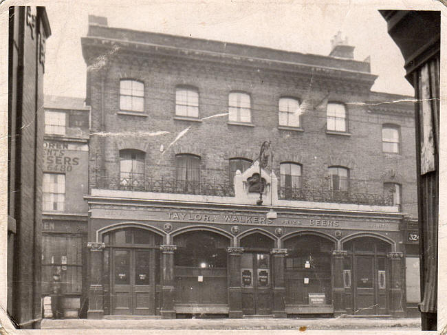 One building that may have been recognisable in that period on the Hackney Road would have been the Nag's Head pub which had been there since the early 18thC. Here in the early 1950s.