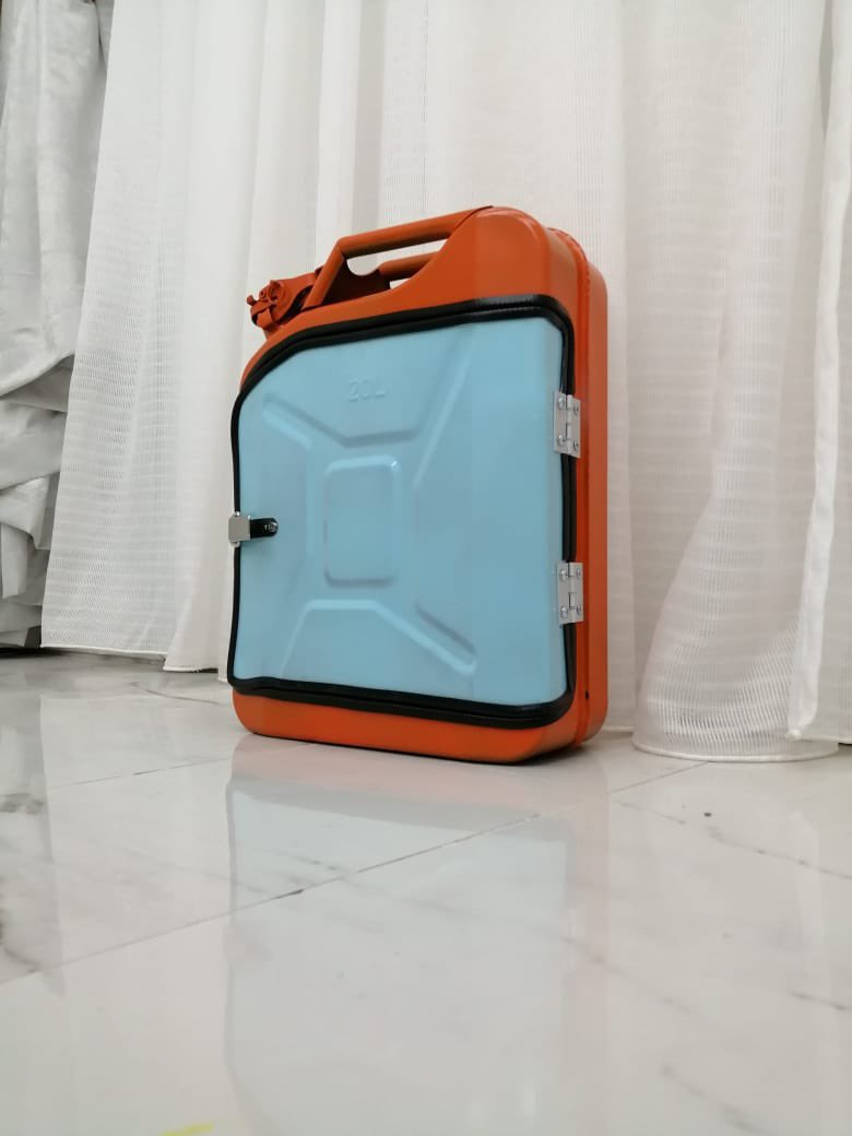 اليوم تمكنت من إعادة تدوير خزان البترول هذا وقمت بتحويله إلى حافظة للمشروبات.. الجديد في الموضوع أني قمت بإضافة إنارة داخلية LED تعمل بالريموت كنترول .. أتمنى أن ينال اعجابكم 👍🏼