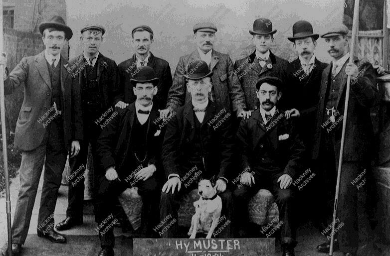 The proximity of the houses to such a site is quite something but a necessary business - here from 1906 & 1911 a few of the lamplighters & employees of the company (the second at offices in Stoke Newington).