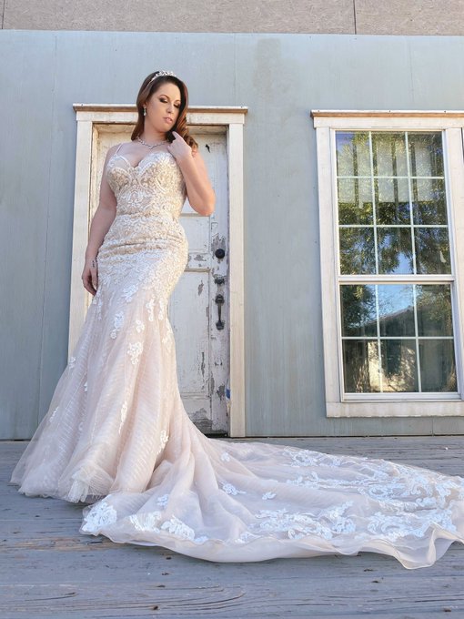 What a whirlwind day. So happy. Can&rsquo;t wait to get the professional pictures back in a few weeks. https://t<a href="/tag/fullglamfriday"class="tags"><span>#fullglamfriday</span></a>