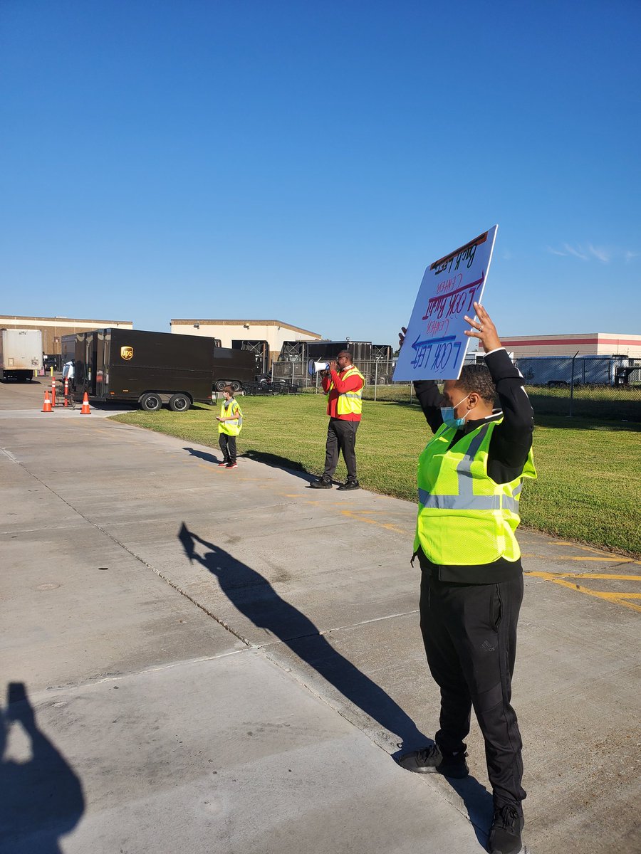 Swan_Blu's tweet photo. Guard Gate activity at the Stafford Division! @SoCalLeaders @Elizabe24424440 @JohnSzilagyi2 @Crystal84719509  #RRNoTier3 #Zer0Her0 Happy &amp; SAFE Halloween! https://t.co/u1d77wkoSZ
