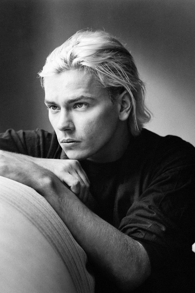 RiverPhoenix8's tweet photo. 27 years ago this bright light left the world. Yet you continue to shine. Love you forever #RiverPhoenix #RIP #GoneButNotForgotten https://t.co/yFVYlNosi4