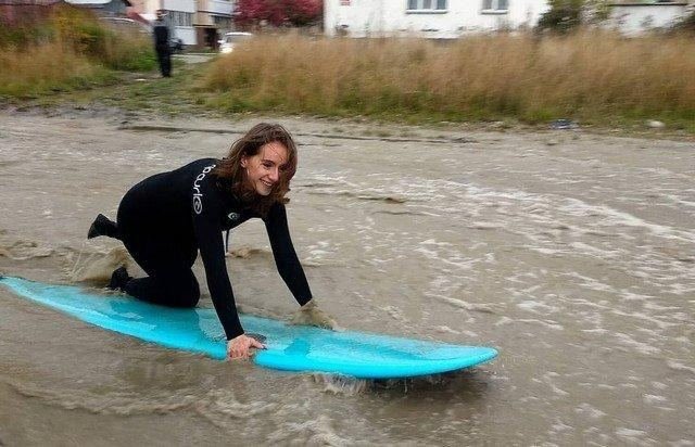 Лужа уронить. Лужа уронить. Лужа уронить. Упал в лужу иллюстрация. Лужа уронить.