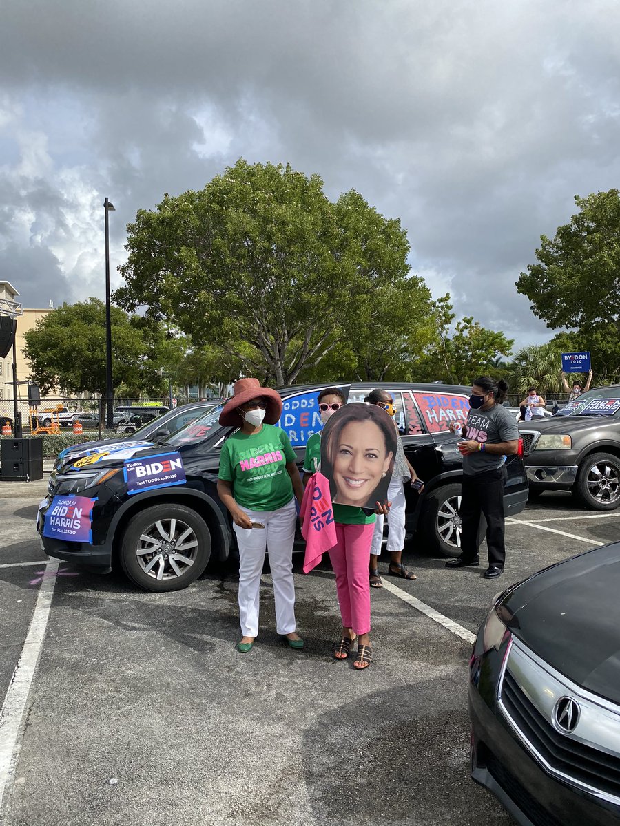 One supporter brought along “46” balloons to the Miami drive-in rally with  @KamalaHarris and one of her AKA sisters brought along cardboard Kamala.