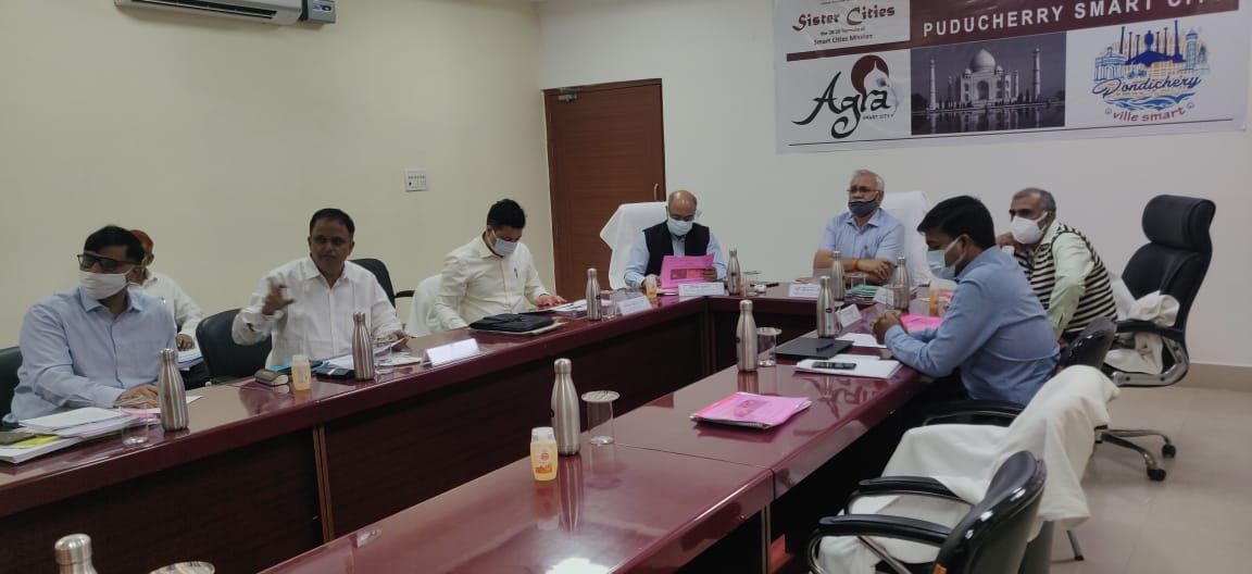 Secretary_MoHUA's tweet photo. Reviewed progress of Metro Rail network in Agra today. Approval for nearly 30 km route at an estimated cost of ₹8.4K cr was given in Feb 2019. Hon’ble Supreme Court cleared the stage of construction work around 3 months back. https://t.co/hZTAqotSF1