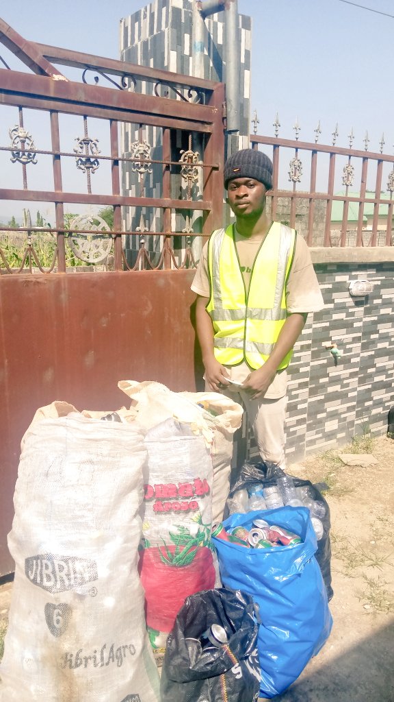 soloofekundayo's tweet photo. With the low energy and unfavourable weather; harmattan and very hot atmosphere, nevertheless environmental work must continue.
It's another edition of #soloplog (one-man plog).
Number of waste collected: 7bags
Duration: Approximately 3hours
#reduceplastics
#ENVsustainability https://t.co/j9sJ84E3fR