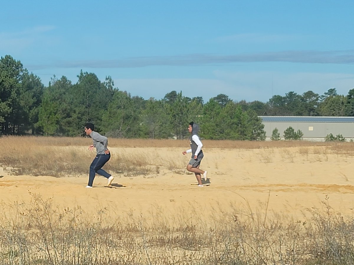 S_bauerIDP's tweet photo. Halloween workout. No breaks! @JaydenMack12 and @JamariMack6 working in the sand today! #bhsbengalfb @the_CoachWarren @FBCoachSeidel #theseasonisnotover #gettingreadyfornextyear #macktwins https://t.co/xErFC71BGe