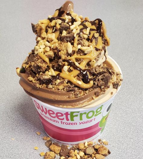 sweetFrogSoBend's tweet photo. Chocolate, Peanut Butter, and nuts, Oh, My!!  Try some today!  😋🐸❤️ #sweetfrogsb #chocolate #peanutbutter #pb #peanuts #sweetTreat https://t.co/drpbpzwlwH
