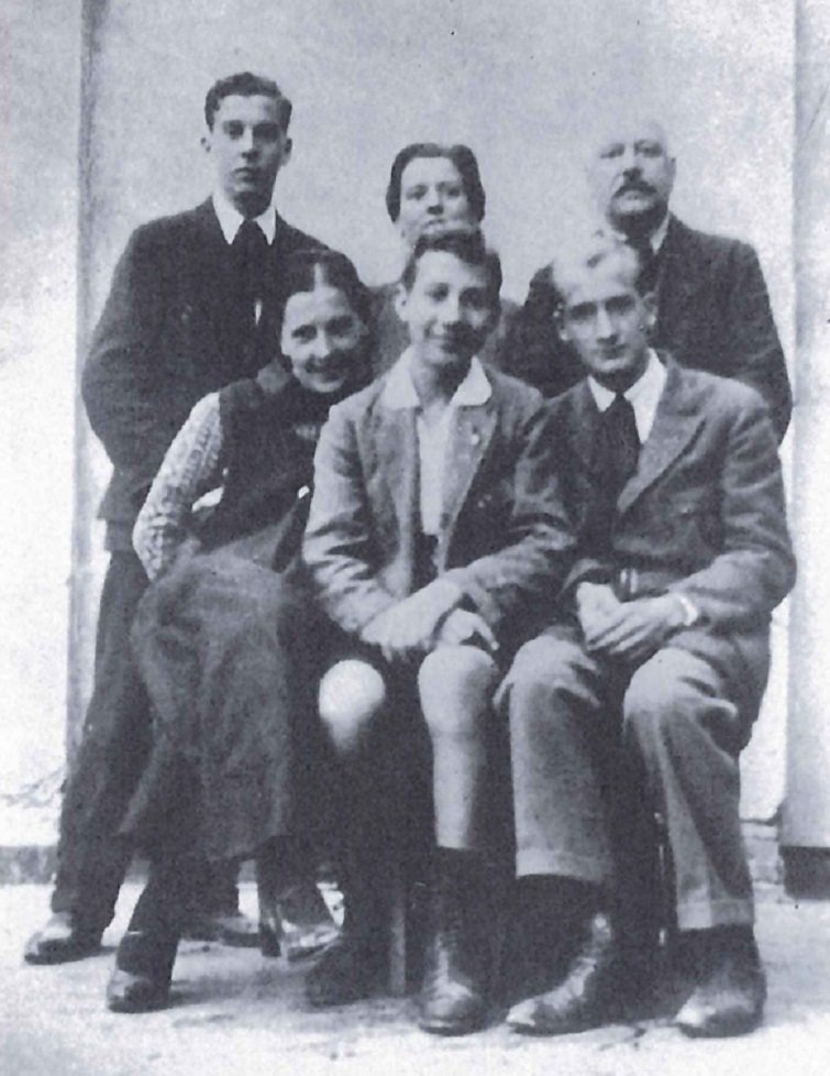 Anteo (front centre) is son of Mammolo Zamboni (back right), who owns a printing press in Bologna, and Viola Tabarroni (front left). He has two older brothers, Assunto & Lodovico (front right & back left). His aunt, Virginia Tabarroni (back centre) also lives with the family >>17