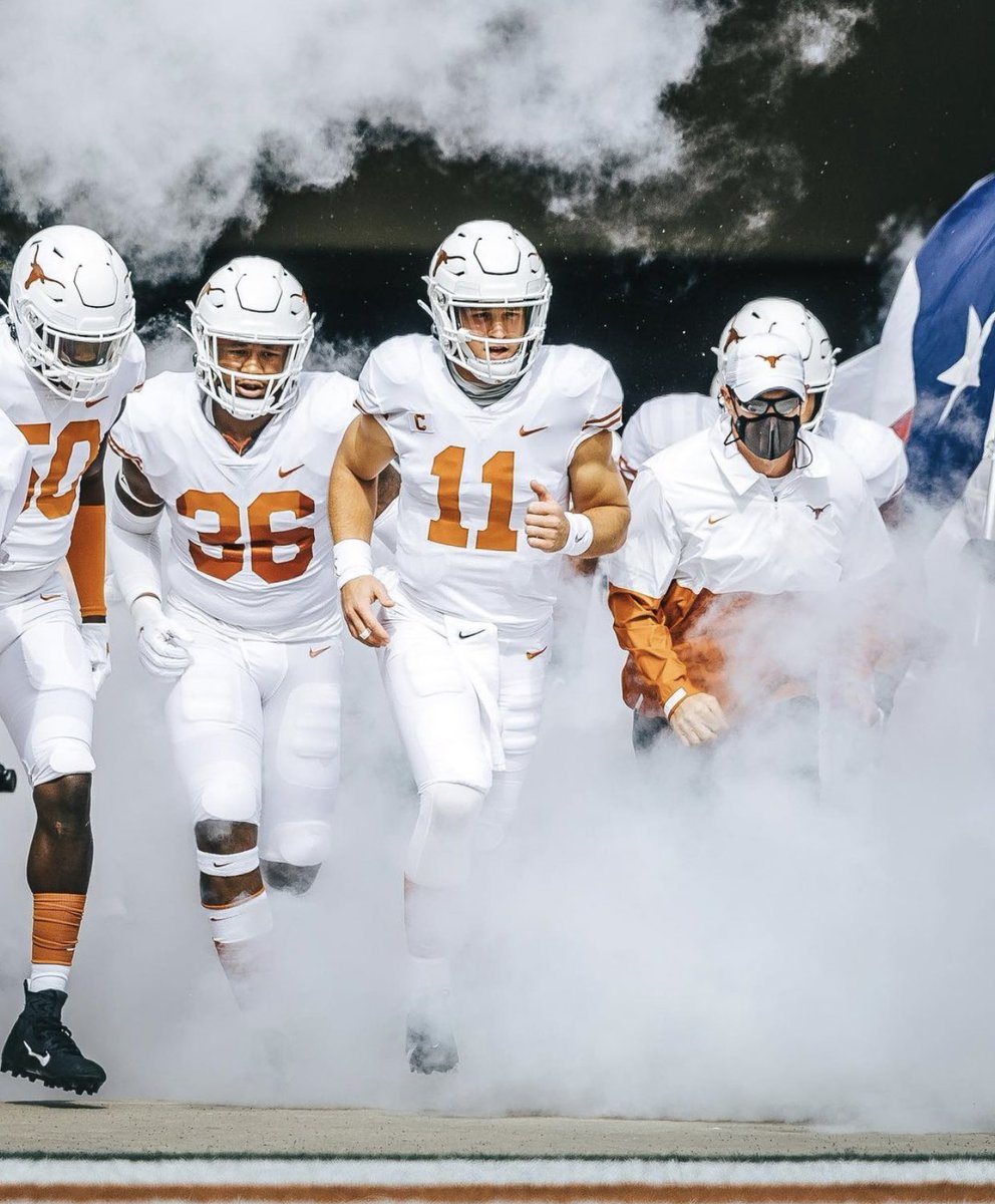 eatdrinkdocs's tweet photo. It’s #GameDay! @coorslight Tailgate starts at @texaslonghorns 🤘vs @okstate kick-off (3pm)— get here early to grab a seat + win a @yeti Backpack during the game! 

🍺 $3 drafts &amp; $12 pitchers of @millerlite @coorslight @corona 
🍊 $5 Blood Orange Mimosa
🤘$8.50 Flying Longhorn https://t.co/7FDV4kHbH8