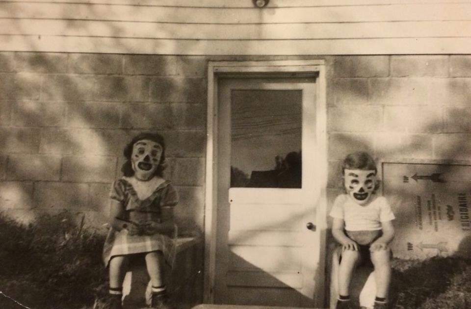 ladyofthewine's tweet photo. Happy Halloween 🎃#spooky #Halloween2020 #backwhenhalloweenwascreepy #classicpicture https://t.co/QtPK3f4ooD