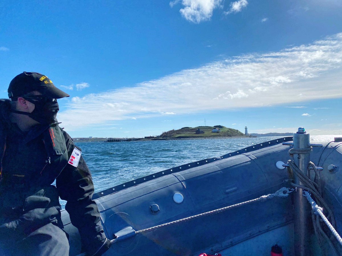 HMCS_NCSM_CABOT's tweet photo. HMCS SCOTIAN hosted HMCS CABOT and HMCS BRUNSWICKER this past weekend for small boat training in Halifax Harbour! Members practiced sticking drills and learned the rules of the road. S3 Rowsell depicted here living his best Boatswain life!
#WeTheNavy #RCNavy #NAVRES https://t.co/juDgxndd9m