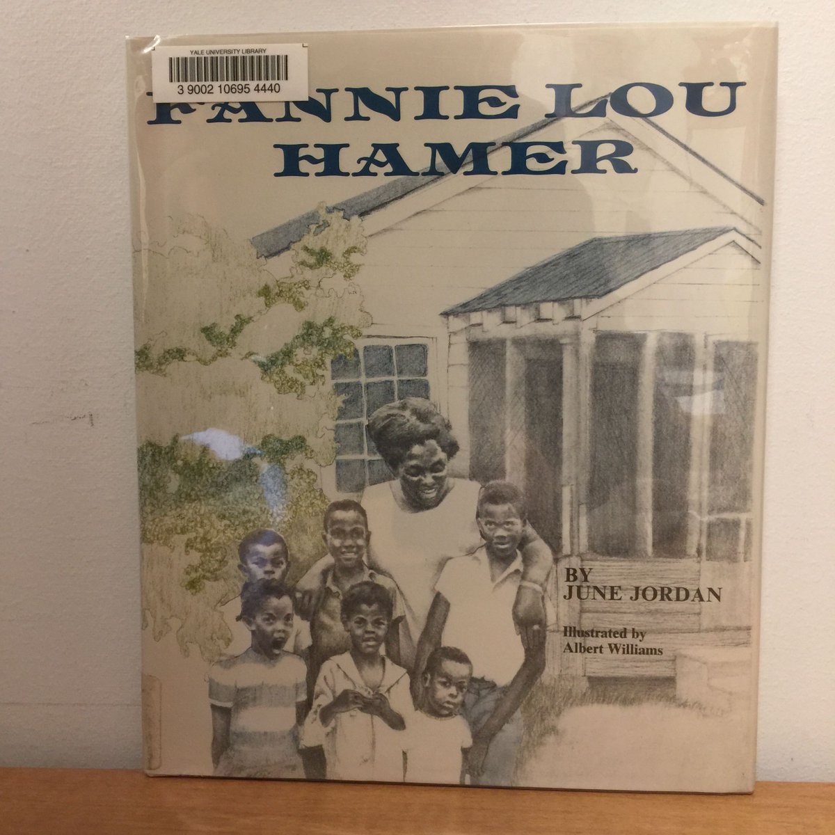 BeineckeLibrary's tweet photo. Fannie Lou Hamer by June Jordan. Illustrated by Albert Williams, 1972
https://t.co/Q9owbcsPgP brief bio of one of 1st Black organizers of voter registration in Mississippi https://t.co/TZB3hyu09v