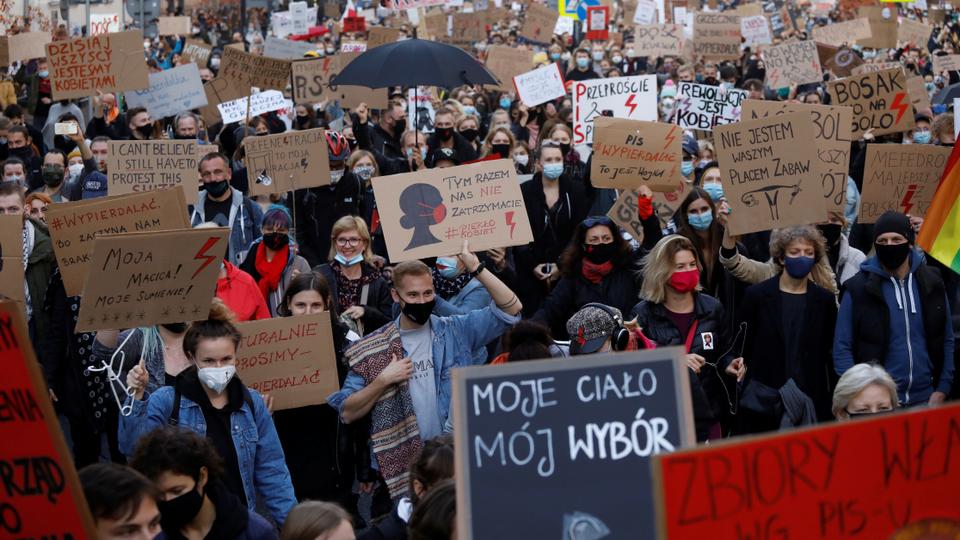 nonunadimeno's tweet photo. Ieri  marea a #Varsavia e in altre 80 città della #Polonia. La lotta per l'aborto è lotta per i diritti di tutt, si è estesa alla società per cambiamento radicale. Prendiamo questa energia e rovesciamola nelle piazze, ovunque noi siamo. #nonunadimeno
#StrajkKobiet #Wypieradalać https://t.co/ShZpbQ6n7B
