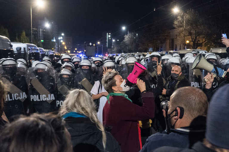 nonunadimeno's tweet photo. Ieri  marea a #Varsavia e in altre 80 città della #Polonia. La lotta per l'aborto è lotta per i diritti di tutt, si è estesa alla società per cambiamento radicale. Prendiamo questa energia e rovesciamola nelle piazze, ovunque noi siamo. #nonunadimeno
#StrajkKobiet #Wypieradalać https://t.co/ShZpbQ6n7B