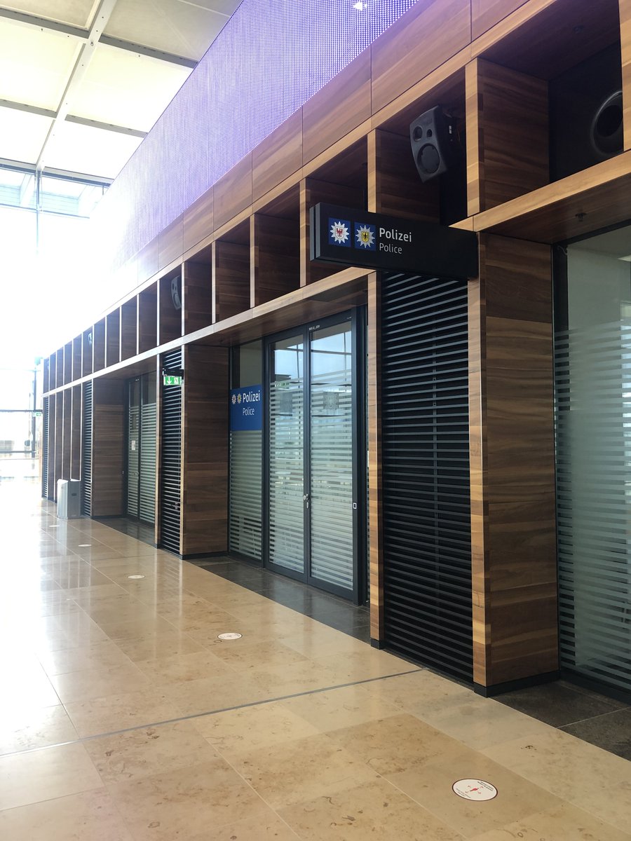 bpol_b's tweet image. #teamwork 

Gemeinsam für Ihre Sicherheit am #BER!

Im #Servicepoint arbeiten wir Seite an Seite mit der @PolizeiBB. Sie finden uns im #Terminal_1 auf der sog. Balustrade.

#helloBER #readyfortakeoff #BER_T1